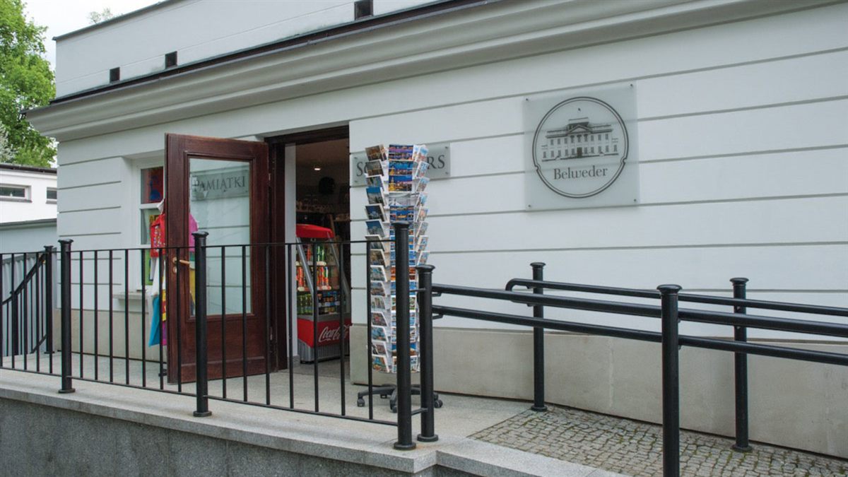 Sklep z pamiątkami - Łazienki Królewskie przy Belwederze w Warszawie